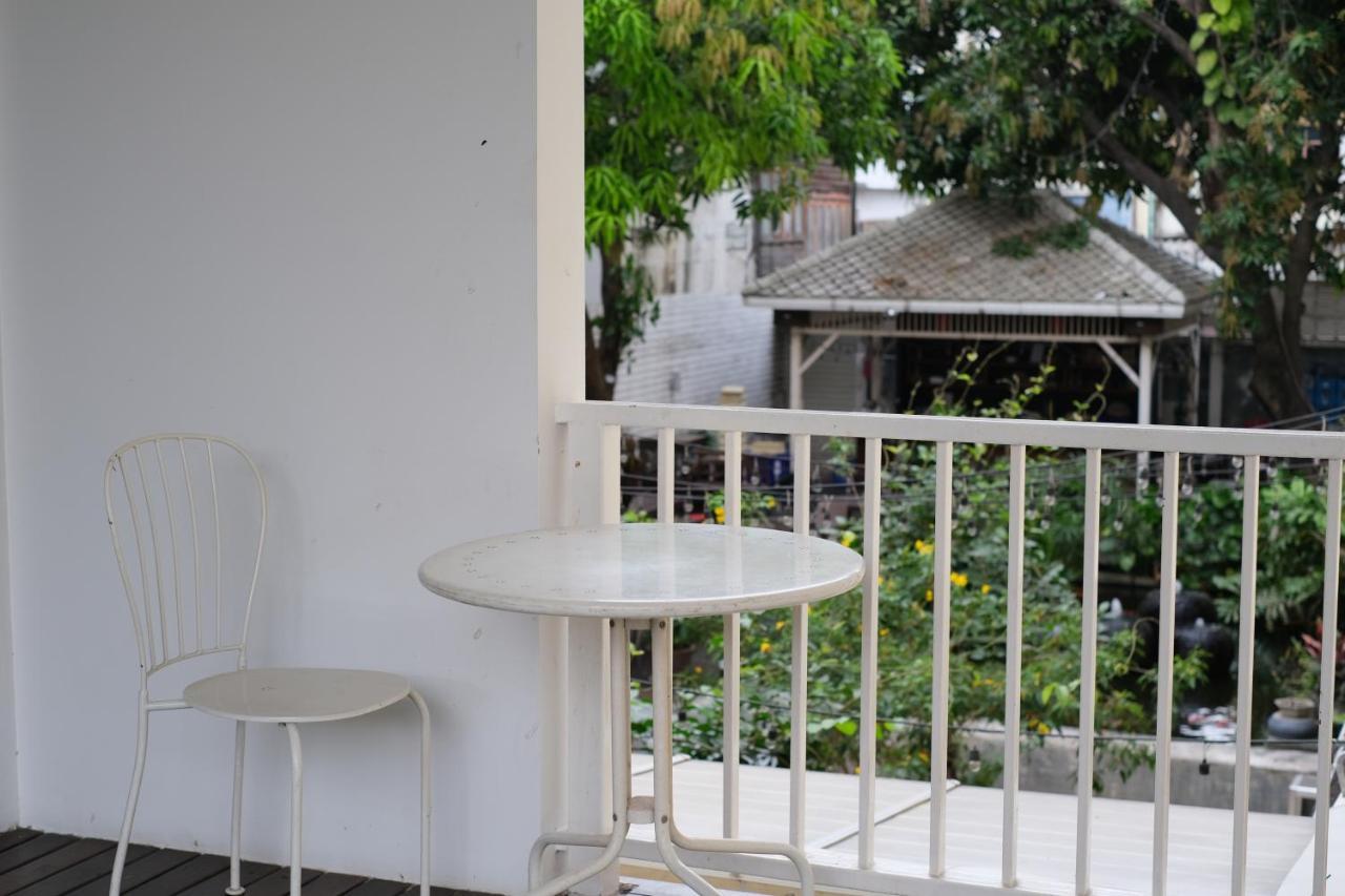 Feung Nakorn Balcony Rooms And Cafe Bangkok Exterior foto